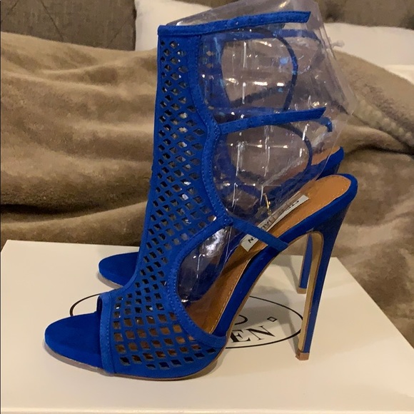 Women Heels - Picture 2 of 4